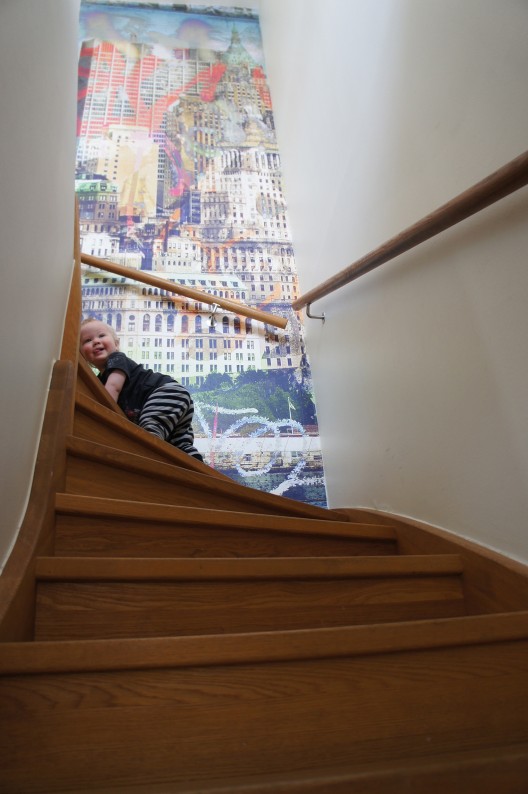 Av alla ställen han kan vara på i huset