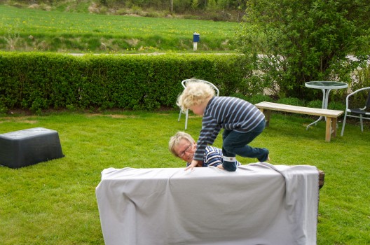 Vem är det som klampar på min bro?