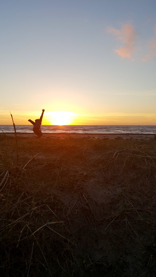 Att dra med familjen till stranden i november är lite som att föda barn