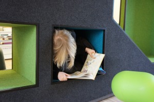 Han har verkligen ett helt, stort bibliotek att sitta i.